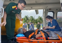 Trực thăng EC 225  đưa ngư dân từ đảo Song Tử Tây vào bờ chữa trị
